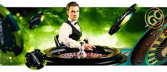 Dealer live casino sedang melayani permainan kasino secara real-time